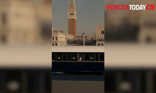 A Venezia arriva “L’Observatoire”, il vagone letto con interni progettati dall’artista JR | VIDEO