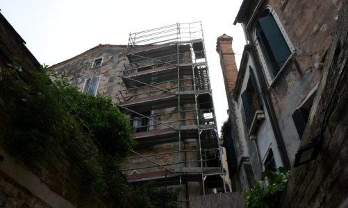 Rischio crollo, il Comune sgombera e inibisce l’accesso a Palazzetto Favero e dintorni