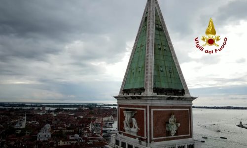 Venezia, ispezione del campanile di San Marco con il drone dei vigili del fuoco | VIDEO