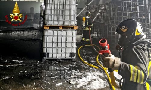 Capannone di trattamento rifiuti in fiamme